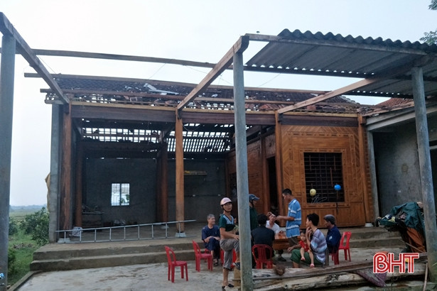 Lốc xoáy kèm mưa lớn, hàng chục nhà dân Hương Khê bị tốc mái