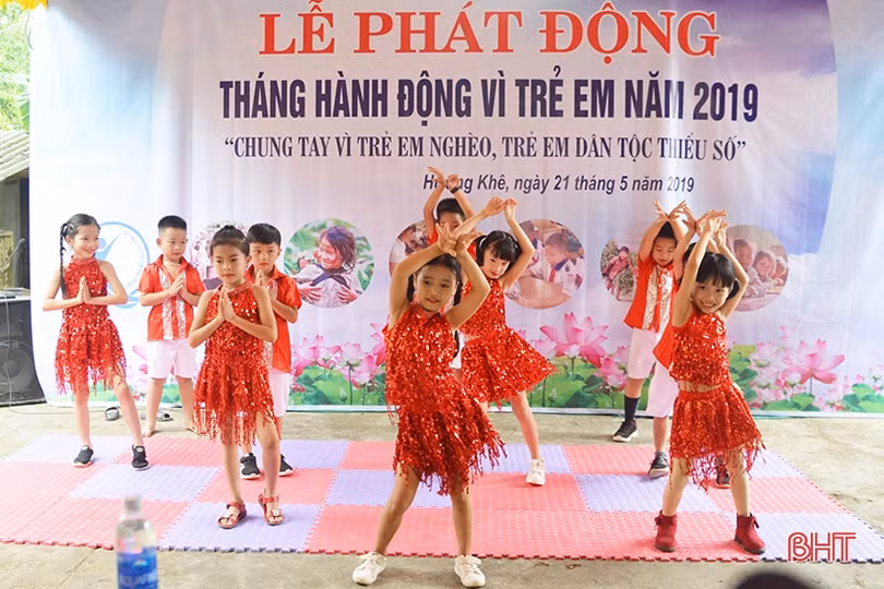 Hoa hậu Nhân ái Nguyễn Bích Thu trao quà cho trẻ em dân tộc Chứt