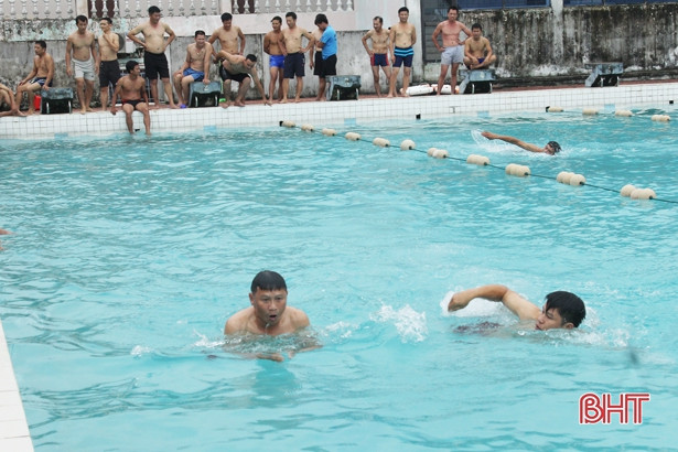 Huấn luyện kỹ thuật bơi và cứu đuối cho 120 cán bộ, giáo viên Hà Tĩnh