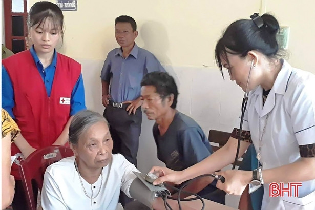 Khám, cấp thuốc miễn phí cho hơn 500 người dân, đối tượng chính sách