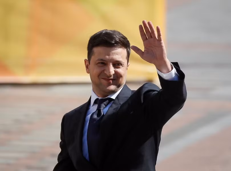 Tân Tổng thống Ukraine đập tay, hôn trán, chụp ảnh selfie với người dân trong lễ nhậm chức