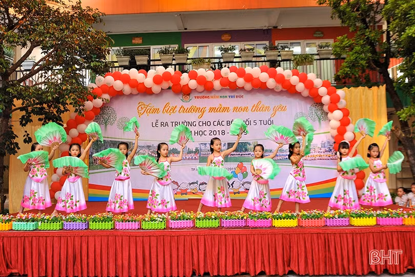 “Nhớ lắm, quên sao được, trường mầm non thân yêu”...