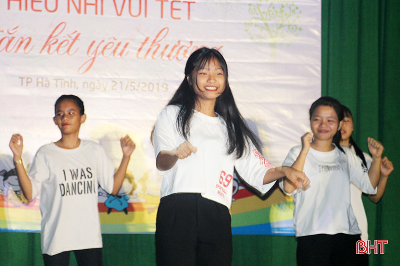 Vui tết thiếu nhi sớm tại Làng trẻ em mồ côi Hà Tĩnh