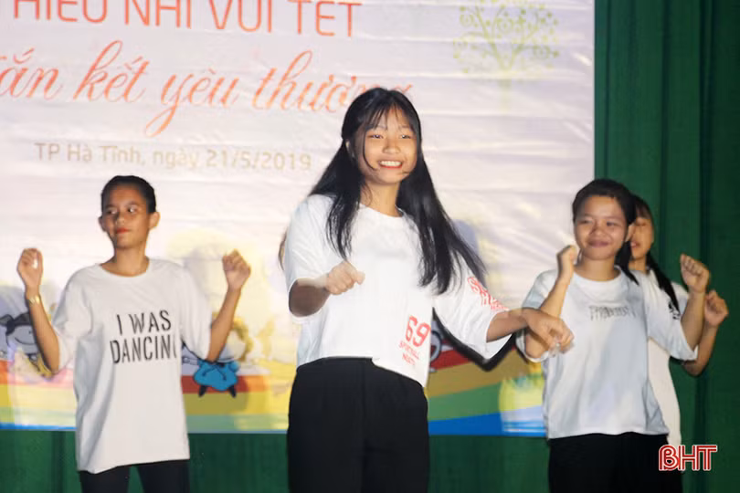 Vui tết thiếu nhi sớm tại Làng trẻ em mồ côi Hà Tĩnh