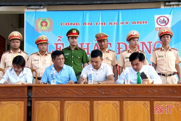 500 ô tô được dán sticker “Đã uống rượu bia, không được lái xe”