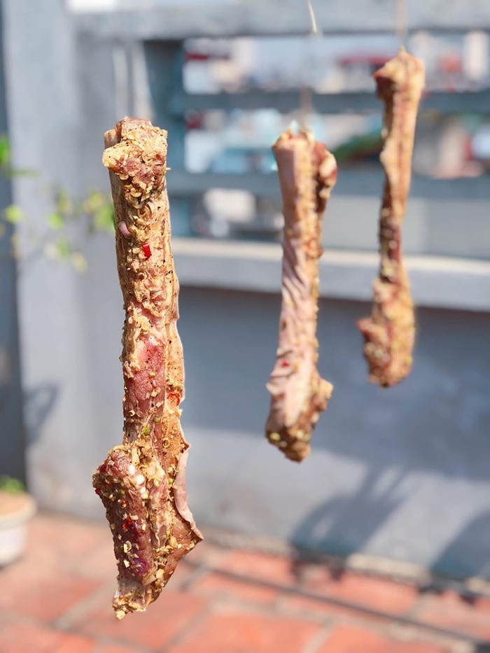 Tranh thủ nắng hè làm thịt ba chỉ một nắng ngon “đừng hỏi”