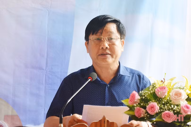 Hoa hậu Nhân ái Nguyễn Bích Thu trao quà cho trẻ em dân tộc Chứt