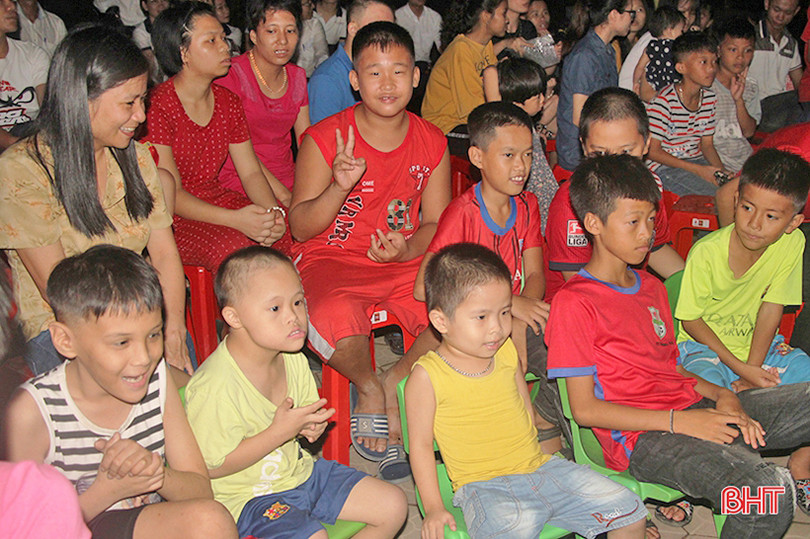 Vui tết thiếu nhi sớm tại Làng trẻ em mồ côi Hà Tĩnh