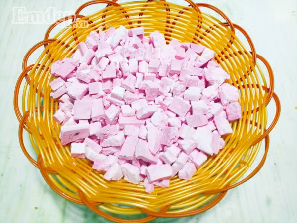 Nắng nóng, làm chè hạt lựu từ quả thanh long giòn dai giải nhiệt