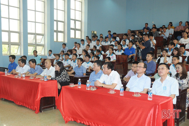 Trao thưởng 35 thí sinh đạt giải Hội thi Tin học trẻ Hà Tĩnh