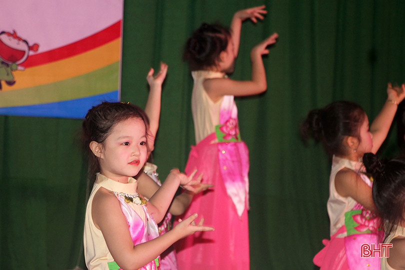 Vui tết thiếu nhi sớm tại Làng trẻ em mồ côi Hà Tĩnh