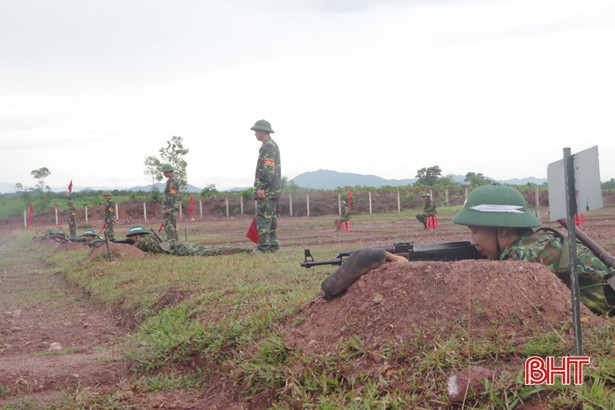 120 chiến sỹ mới Trung đoàn 841 thực hành bắn súng tiểu liên, ném lựu đạn