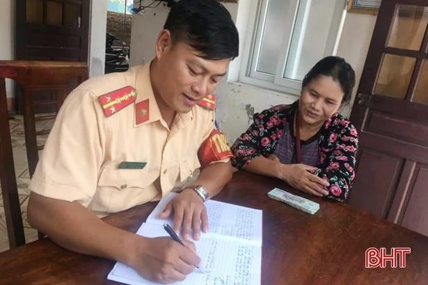 Biểu dương chị “ve chai” nhặt được 15 triệu đồng tìm người trả lại