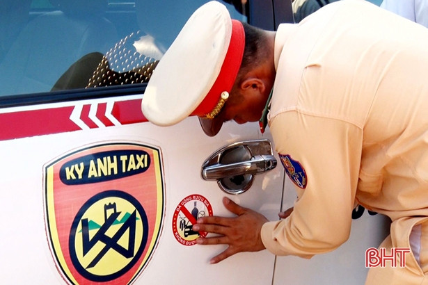 500 ô tô được dán sticker “Đã uống rượu bia, không được lái xe”