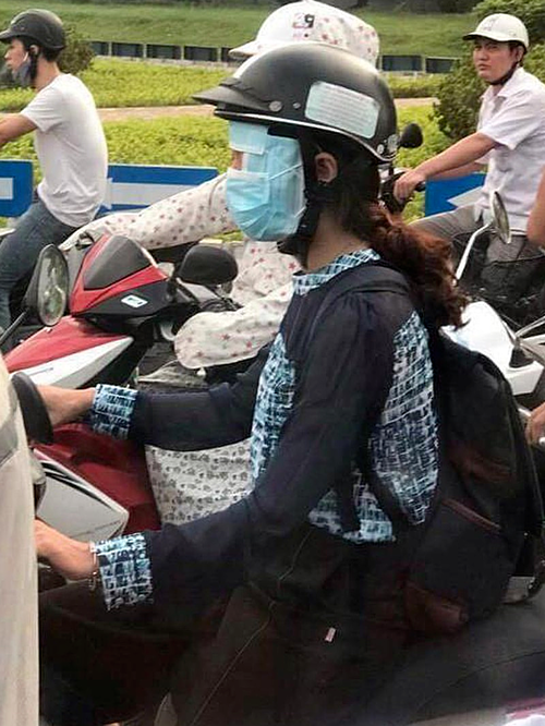 Muôn kiểu đeo khẩu trang chống nắng của phụ nữ Việt