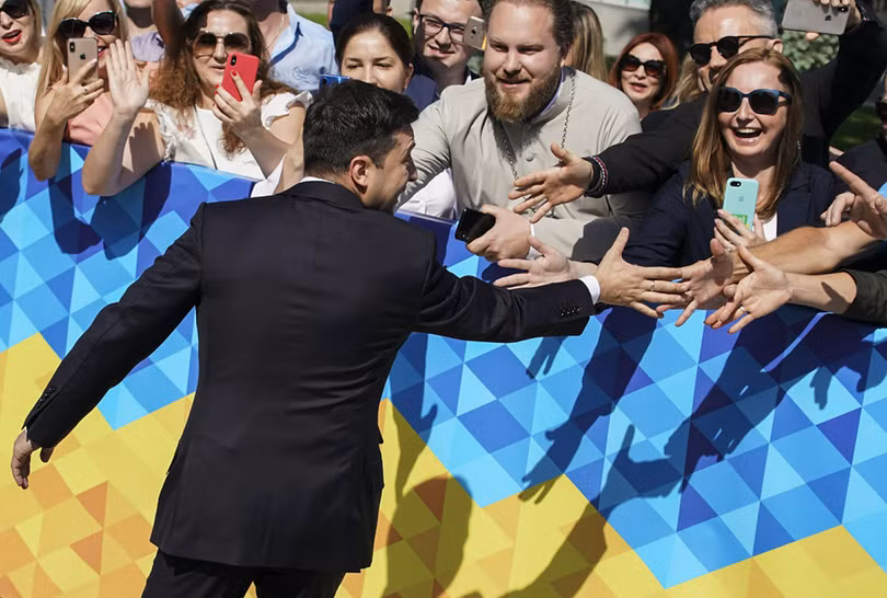 Tân Tổng thống Ukraine đập tay, hôn trán, chụp ảnh selfie với người dân trong lễ nhậm chức