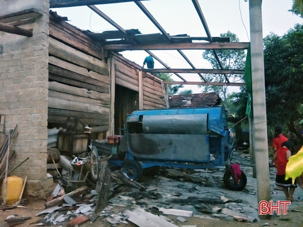 Lốc xoáy kèm mưa lớn, hàng chục nhà dân Hương Khê bị tốc mái