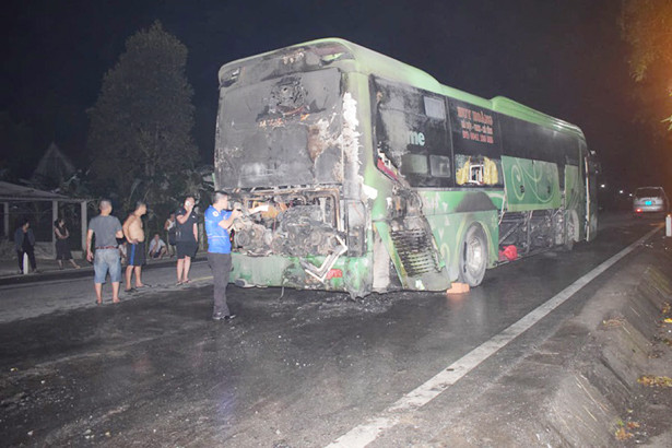 Xe khách đang chạy bỗng dưng bốc cháy trên địa bàn miền núi Hà Tĩnh