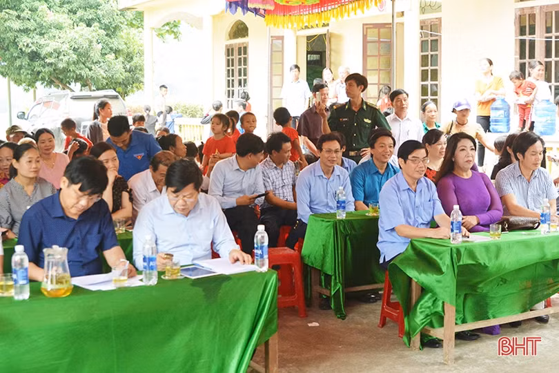 Hoa hậu Nhân ái Nguyễn Bích Thu trao quà cho trẻ em dân tộc Chứt