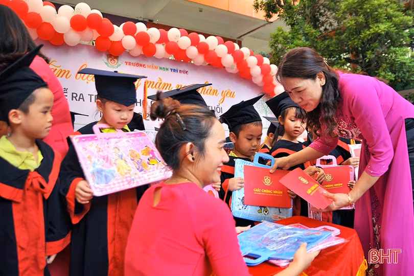 “Nhớ lắm, quên sao được, trường mầm non thân yêu”...