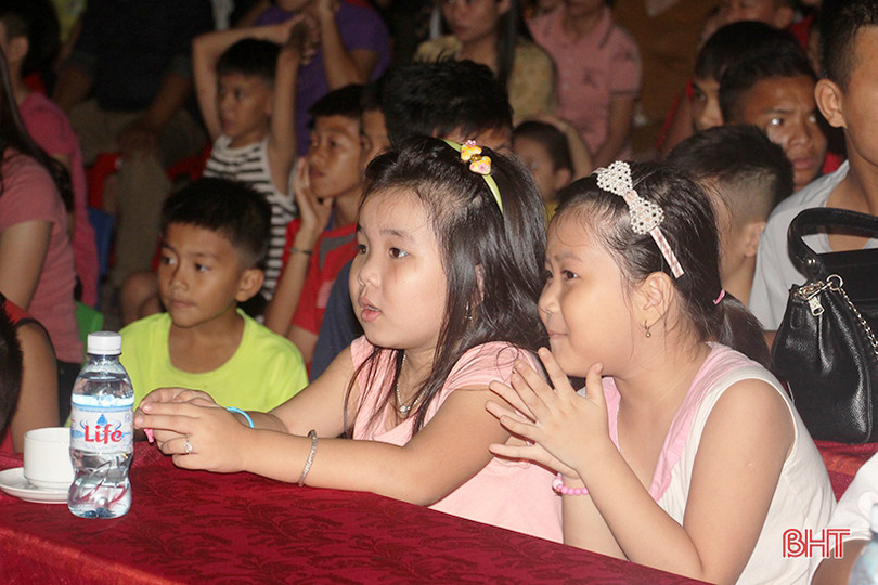 Vui tết thiếu nhi sớm tại Làng trẻ em mồ côi Hà Tĩnh