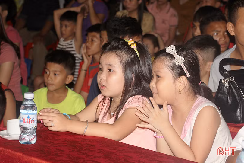 Vui tết thiếu nhi sớm tại Làng trẻ em mồ côi Hà Tĩnh