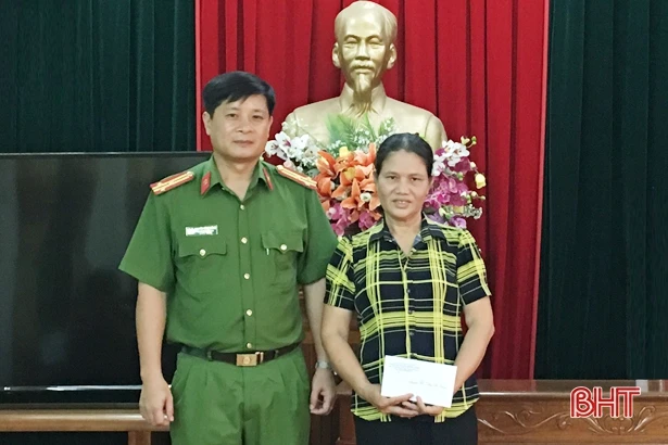 Biểu dương chị “ve chai” nhặt được 15 triệu đồng tìm người trả lại