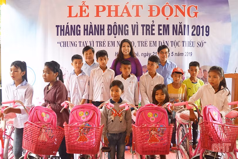 Hoa hậu Nhân ái Nguyễn Bích Thu trao quà cho trẻ em dân tộc Chứt