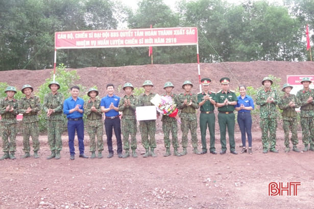 120 chiến sỹ mới Trung đoàn 841 thực hành bắn súng tiểu liên, ném lựu đạn