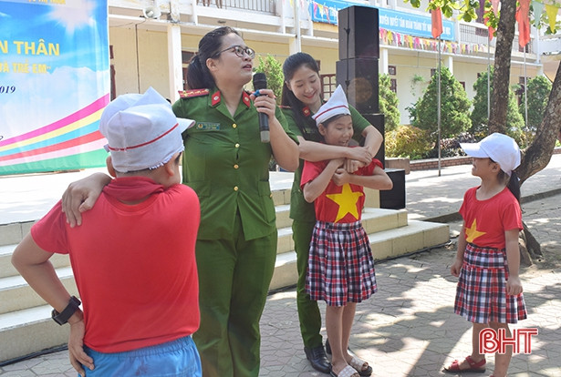 Trang bị kỹ năng phòng vệ, tránh đuối nước cho hơn 600 học sinh Cẩm Xuyên