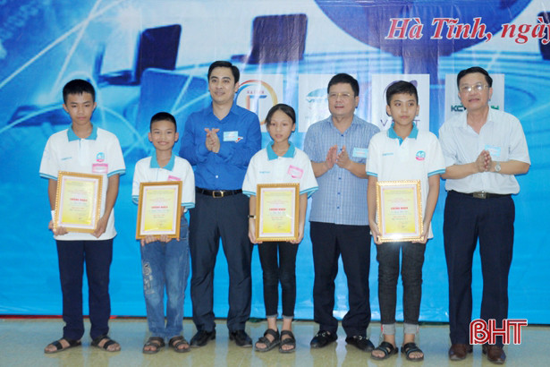 Trao thưởng 35 thí sinh đạt giải Hội thi Tin học trẻ Hà Tĩnh