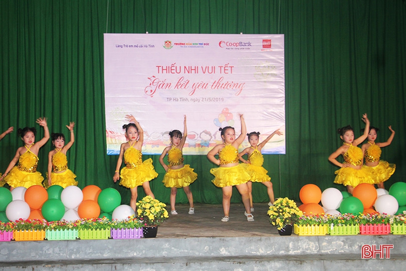 Vui tết thiếu nhi sớm tại Làng trẻ em mồ côi Hà Tĩnh