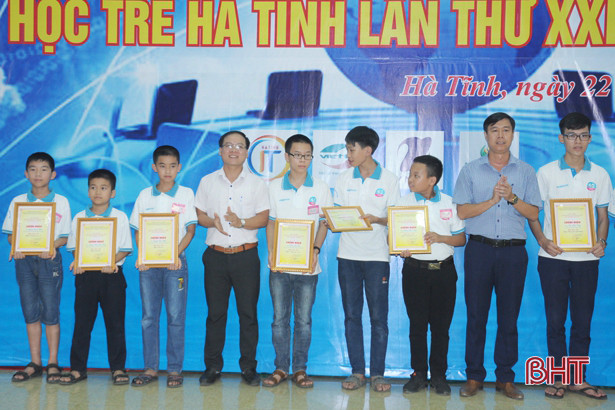 Trao thưởng 35 thí sinh đạt giải Hội thi Tin học trẻ Hà Tĩnh