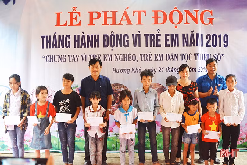 Hoa hậu Nhân ái Nguyễn Bích Thu trao quà cho trẻ em dân tộc Chứt