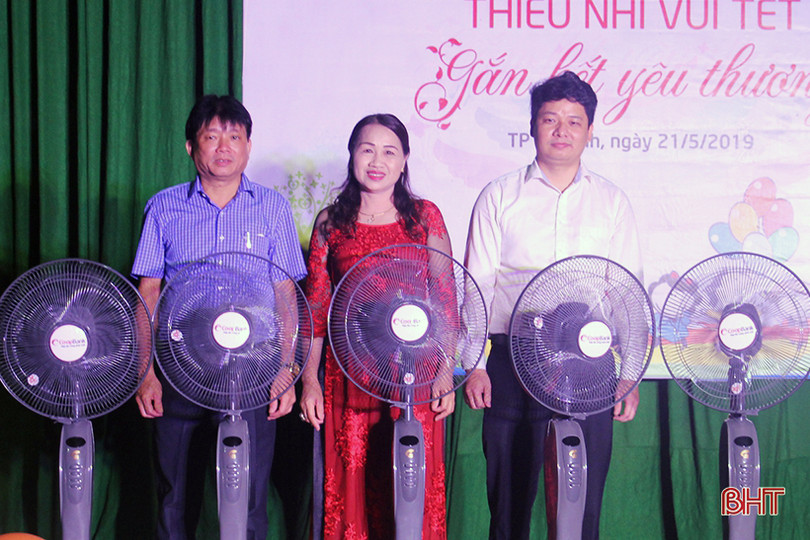 Vui tết thiếu nhi sớm tại Làng trẻ em mồ côi Hà Tĩnh