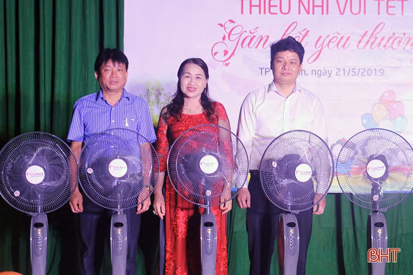 Vui tết thiếu nhi sớm tại Làng trẻ em mồ côi Hà Tĩnh
