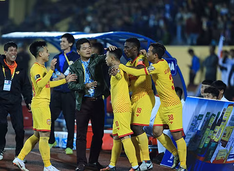 HLV Văn Sỹ rời ghế ‘thuyền trưởng’ vì... không hợp tuổi