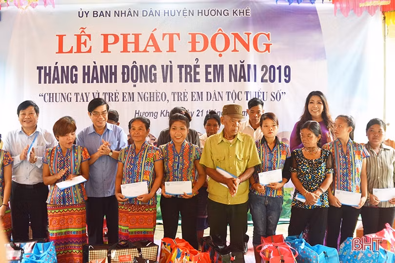 Hoa hậu Nhân ái Nguyễn Bích Thu trao quà cho trẻ em dân tộc Chứt