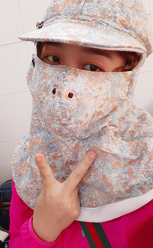 Muôn kiểu đeo khẩu trang chống nắng của phụ nữ Việt
