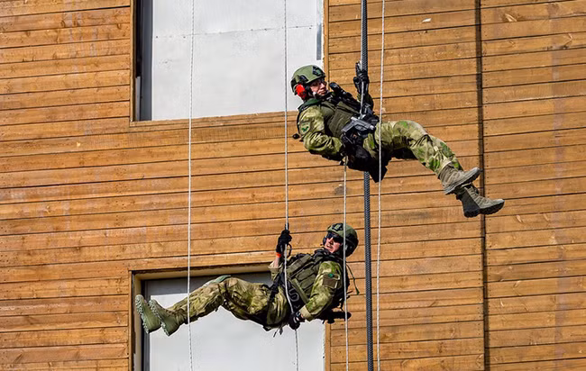Chùm ảnh về đào tạo lực lượng đặc nhiệm của Nga