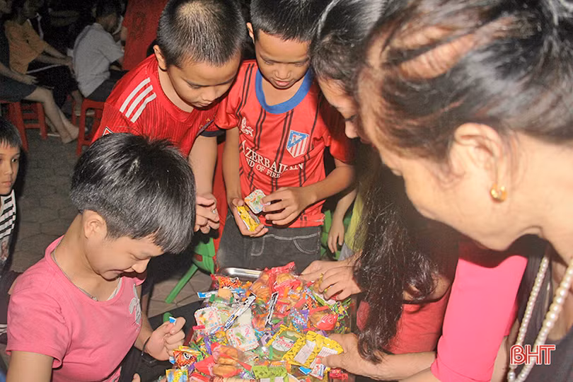 Vui tết thiếu nhi sớm tại Làng trẻ em mồ côi Hà Tĩnh