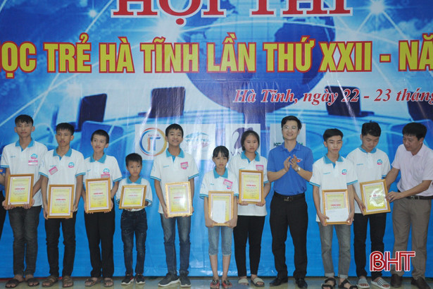 Trao thưởng 35 thí sinh đạt giải Hội thi Tin học trẻ Hà Tĩnh