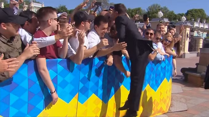 Tân Tổng thống Ukraine đập tay, hôn trán, chụp ảnh selfie với người dân trong lễ nhậm chức