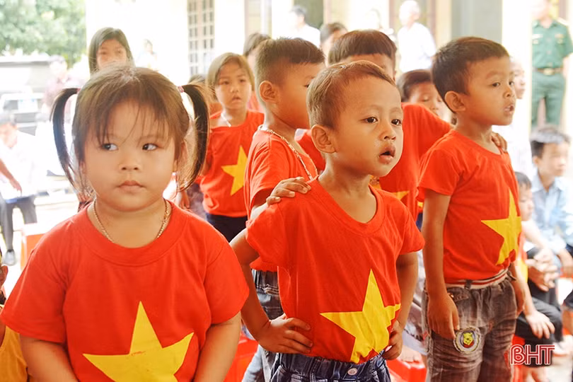 Hoa hậu Nhân ái Nguyễn Bích Thu trao quà cho trẻ em dân tộc Chứt