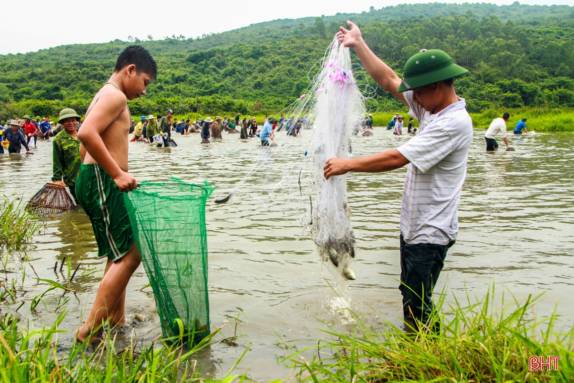Lễ hội đánh bắt cá Đồng Hoa ở Hà Tĩnh, xem một lần nhớ mãi