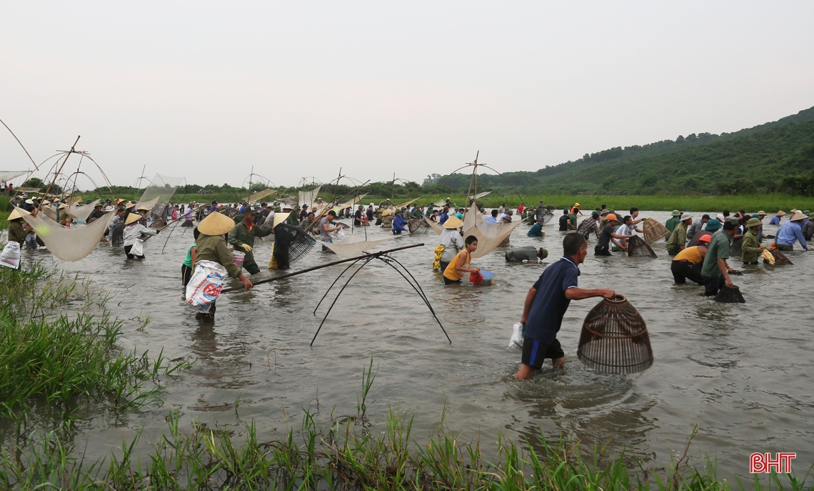 Lễ hội đánh bắt cá Đồng Hoa ở Hà Tĩnh, xem một lần nhớ mãi