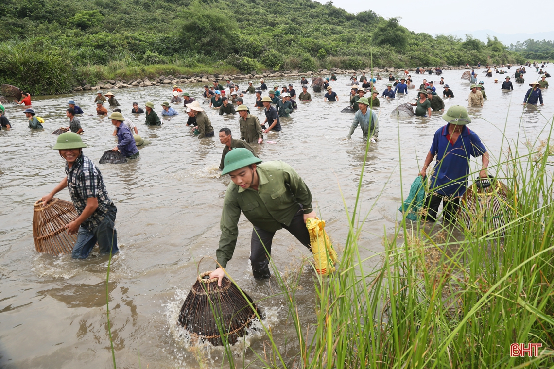 Lễ hội đánh bắt cá Đồng Hoa ở Hà Tĩnh, xem một lần nhớ mãi