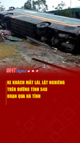 Xe khách mất lái, lật nghiêng dưới mương nước ở Hà Tĩnh