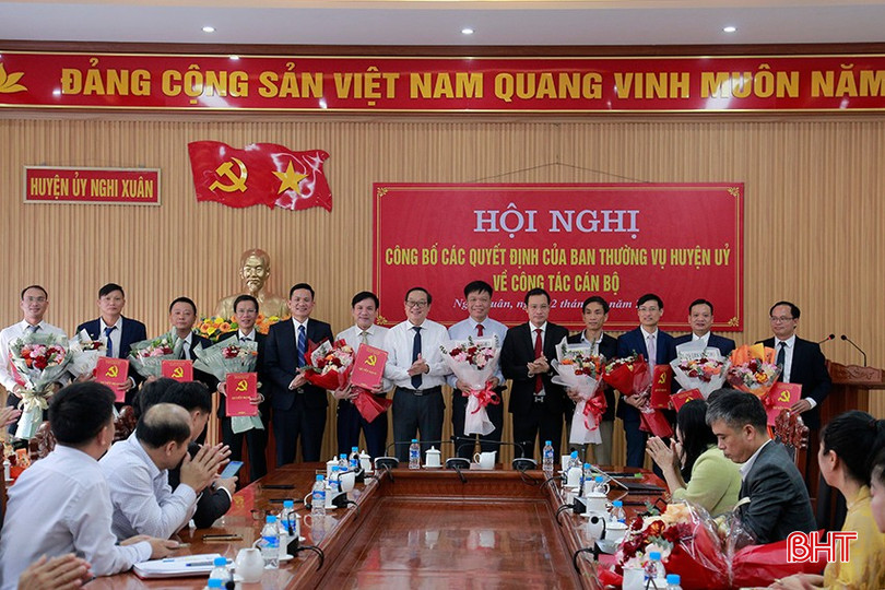 Lãnh đạo huyện Nghi Xuân trao quyết định và tặng hoa chúc mừng các cán bộ được điều động, bổ nhiệm vị trí mới bqbht_br_3.jpg