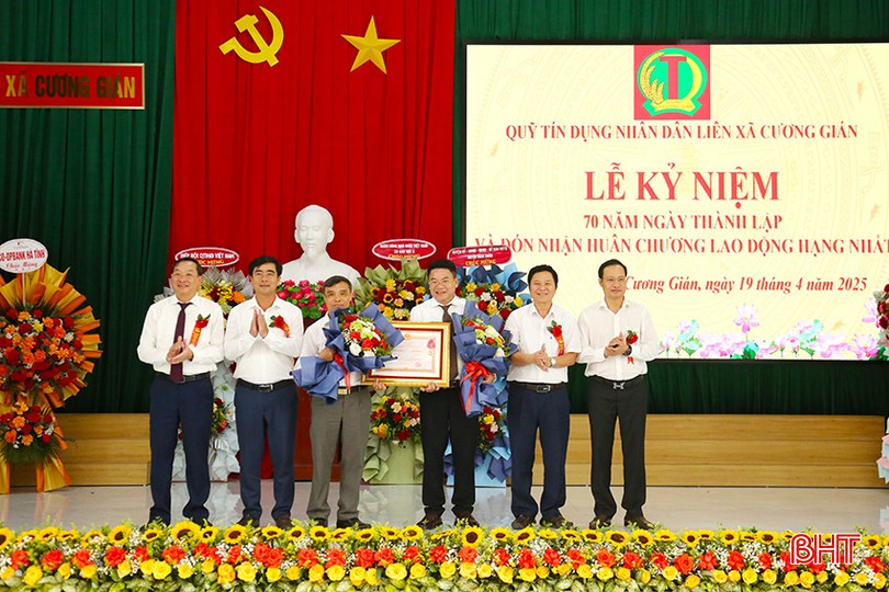 Lãnh đạo Ngân hàng Hợp tác xã Việt Nam; lãnh đạo huyện Nghi Xuân trao Huân chương lao động hạng Nhất cho Quỹ TDND liên xã Cương Gián. bqbht_br_4.jpg
